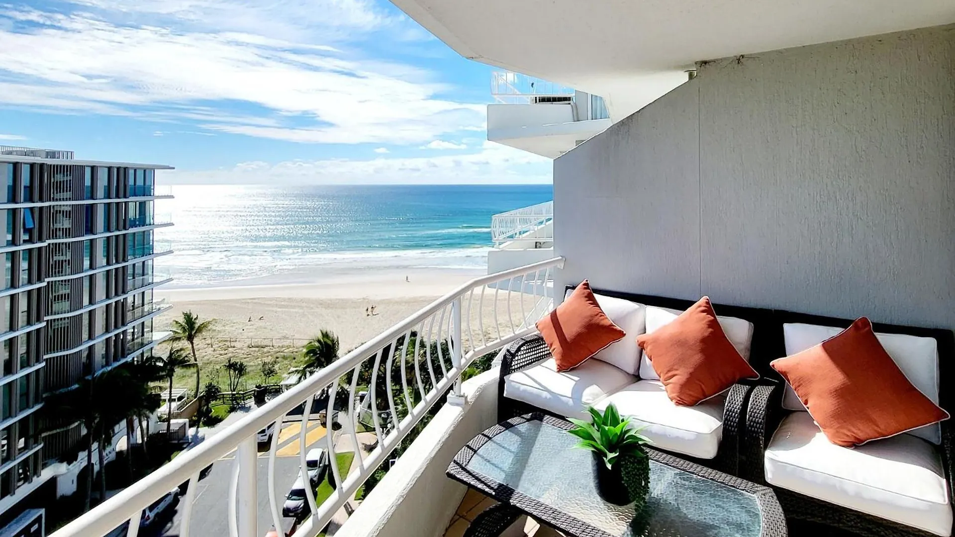 19Th Avenue On The Beach Gold Coast Australien